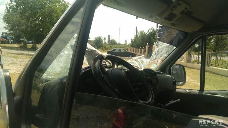 В Шеки перевернулся микроавтобус, есть пострадавшие - ФОТО