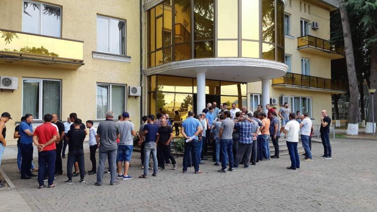 В Грузии азербайджанцы провели акцию протеста перед зданием муниципалитета