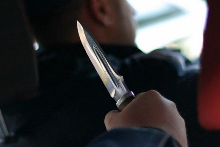 Вооруженные ножом пассажиры ранили и ограбили таксиста