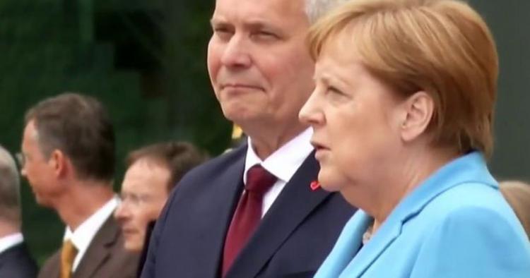 Стало известно, что Меркель шептала во время приступа дрожи - ВИДЕО