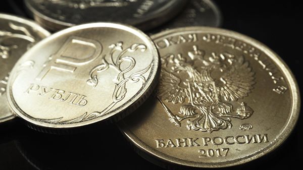 Рубль признали самой недооцененной валютой по "индексу бигмака"
