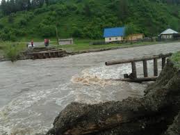 В Дагестане сильные дожди повредили автомобильный мост
