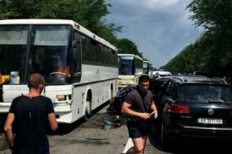 Кортеж Зеленского врезался в автобусы с детьми - ВИДЕО