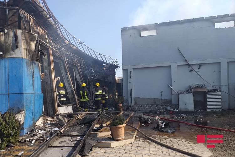 МЧС распространило информацию о пожаре на центральном рынке Сабирабада