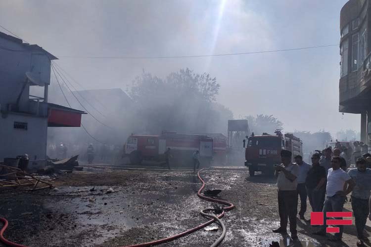 На центральном рынке Сабирабада начался сильный пожар - ФОТО - ОБНОВЛЕНО