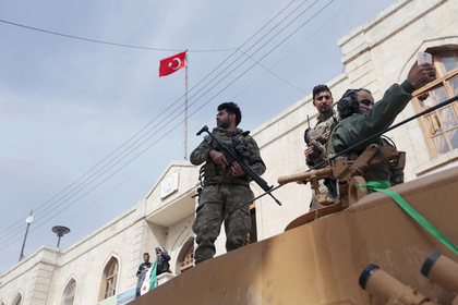 ВC Турции разобрали кусок ограждения на границе с Сирией

