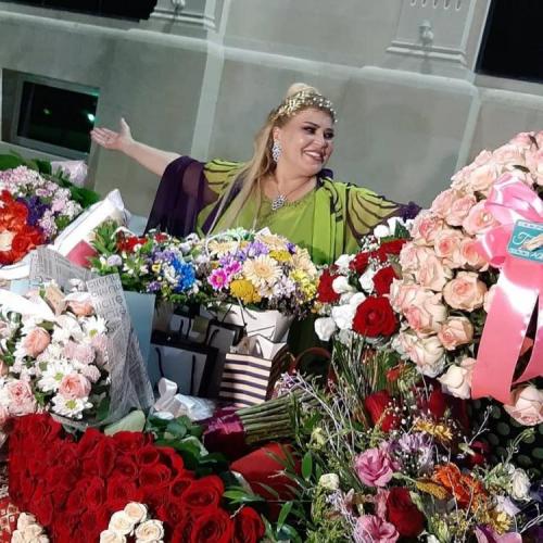 Заслуженную артистку Азербайджана одарили цветами и подарками - ВИДЕО