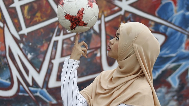 Покрытая голова – не помеха мусульманским женщинам, любящим футбол