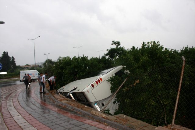 В Анталье перевернулся автобус: в нём находилась азербайджанская семья - ИСПОРЧЕННЫЙ ОТДЫХ