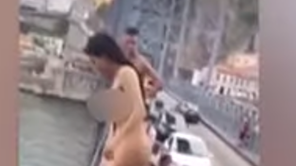 В Португалии голая девушка прыгнула с 45-метрового моста - ВИДЕО