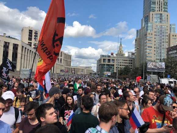 Митинг оппозиции в Москве собрал десятки тысяч человек