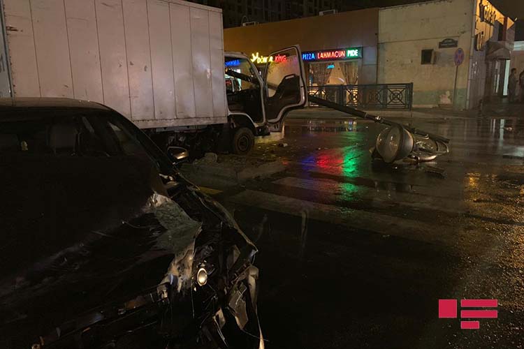 Цепная авария в Баку, топливо разлилось на дорогу - ФОТО - ВИДЕО 