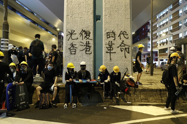 В Гонконге неизвестные избили демонстрантов, ранены десятки человек 