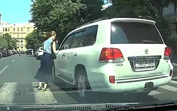 В Баку водитель проигнорировал пешеходные полосы и чуть не сбил женщину - ВИДЕО