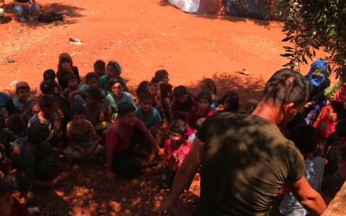 В Сирии учитель преподает детям беженцев под оливковым деревом
