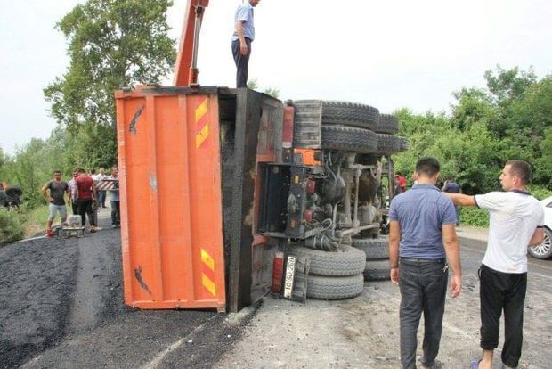 Цепная авария в Азербайджане: перевернулись два «КамАЗа»