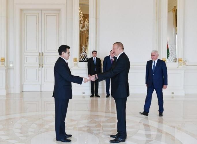 Ильхам Алиев принял верительные грамоты послов 4 стран - ФОТО