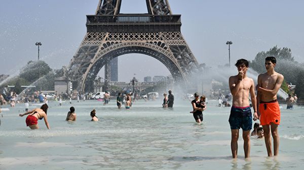 Власти Франции заявили о первых жертвах знойной погоды 