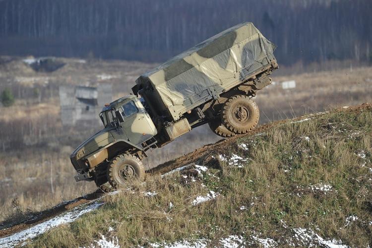 В Дагестане опрокинулся грузовик с военными: 8 пострадавших