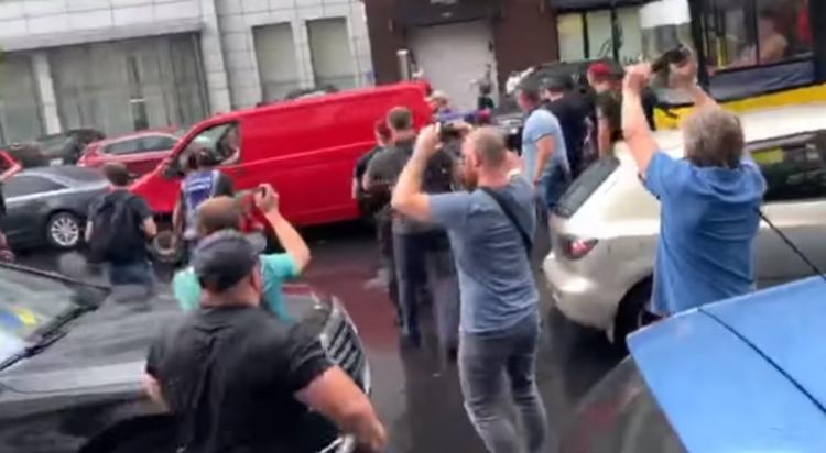 Нападение на Порошенко в Киеве попало на видео - ВИДЕО