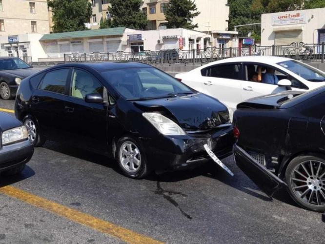 Пешеход-нарушитель спровоцировал цепное столкновение в Баку - ФОТО
