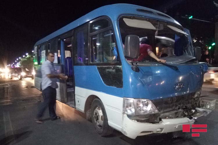 В Гяндже Shacman столкнулся с микроавтобусом - ФОТО
