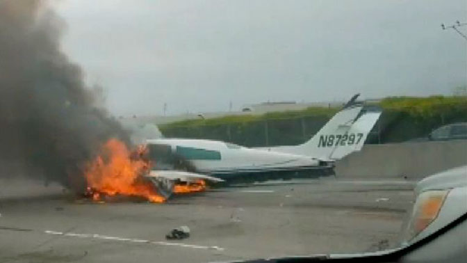 На севере Италии самолет упал на автостраду