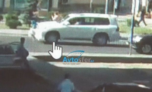 Жуткие кадры: автомобиль переехал пешехода в Баку - ВИДЕО 18+