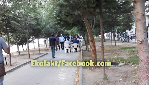 Чайхана на тротуаре в Баку-ФОТО