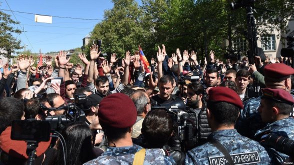 В Армении задержали около 30 участников акций протеста против Пашиняна