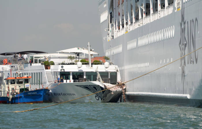 Круизный лайнер столкнулся с теплоходом в Венеции
