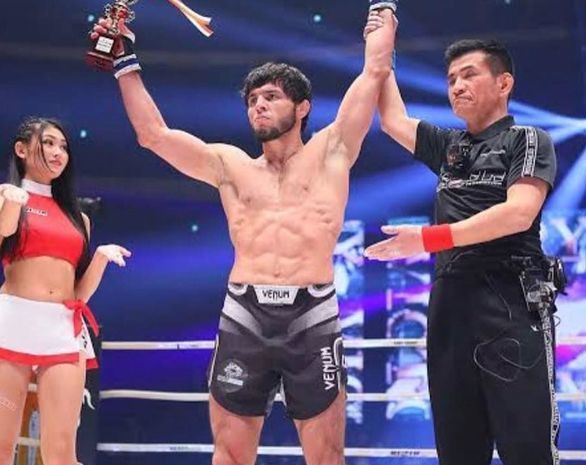 Азербайджанский боец ММА победил американца в Японии - ВИДЕО