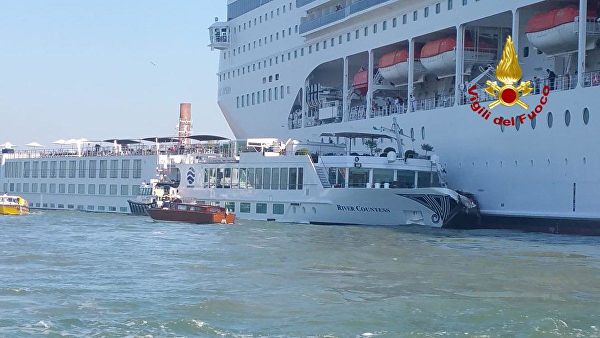В Венеции круизный лайнер врезался в катер - ФОТО - ВИДЕО