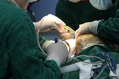 Неуклюжие врачи подожгли пациента во время операции