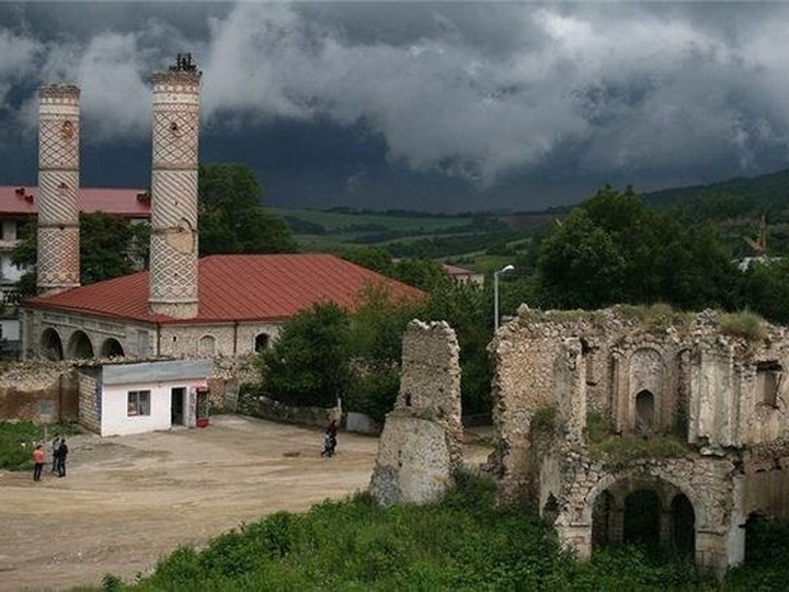 Призыв к Армении азербайджанской общины Карабаха: "Прекратите разрушать памятники!" - ВИДЕО