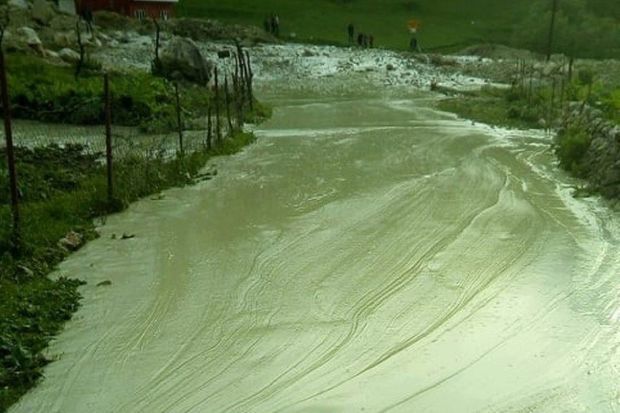 Мощный поток грязи накрыл село в Азербайджане 
