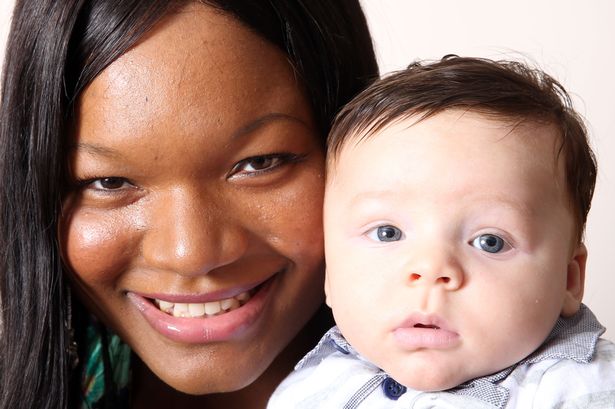 Первая в истории чернокожая женщина родила белых малышей - ФОТО