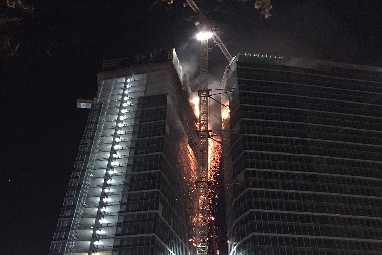 В Варшаве загорелся небоскреб