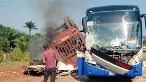В автоаварии с автобусом в Нигерии погибли почти 20 человек
