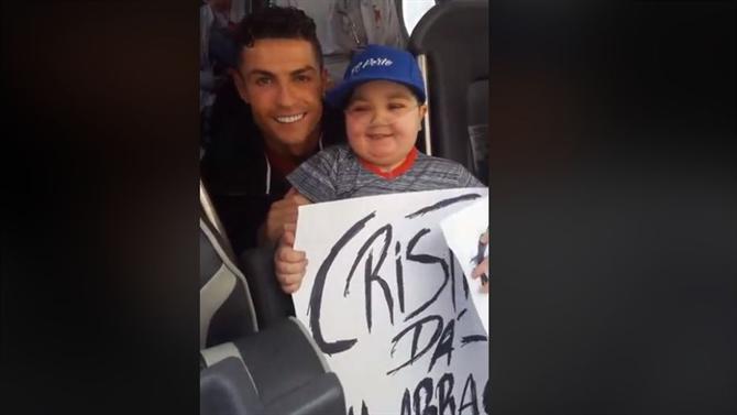 Роналду остановил автобус сборной Португалии ради 11-летнего мальчика - ВИДЕО