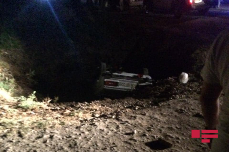 В Азербайджане автомобиль упал в канал, водитель погиб