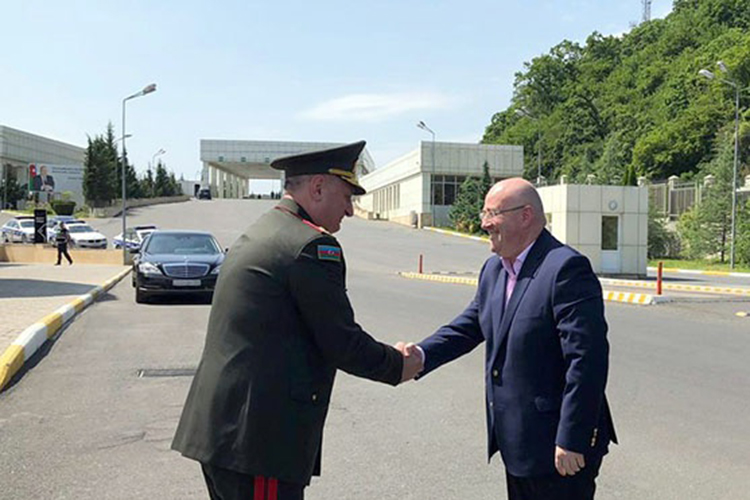 Министр обороны Грузии прибыл в Азербайджан