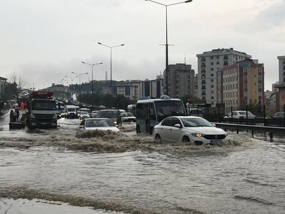 Сильные ливни парализовали Стамбул - ФОТО
