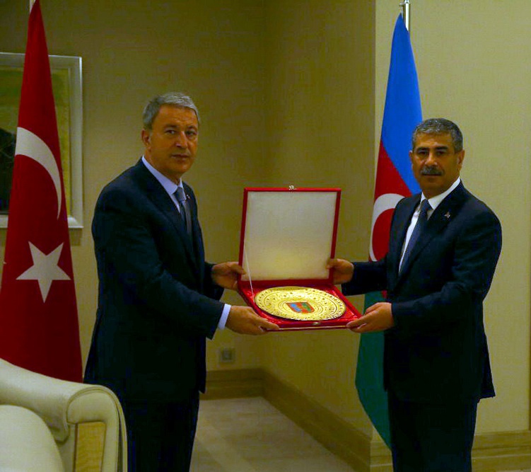 Закир Гасанов встретился с министром национальной обороны Турции 