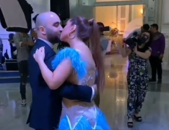 Азербайджанская певица выложила в сеть видео поцелуя  - ВИДЕО