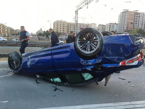 Тяжелое ДТП в Баку - BMW перевернулся - ФОТО - ВИДЕО