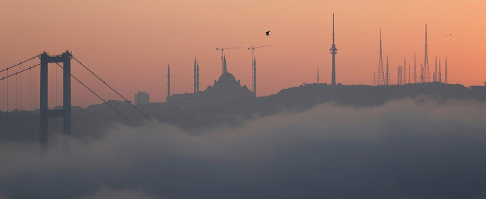 Густой туман парализовал движение в Стамбуле