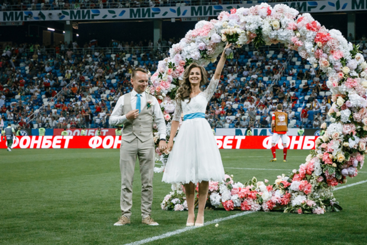 Болельщики устроили свадьбу в перерыве матча сборной России