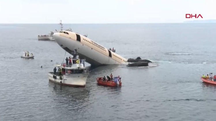 У берегов Турции затонул пассажирский самолет - ФОТО