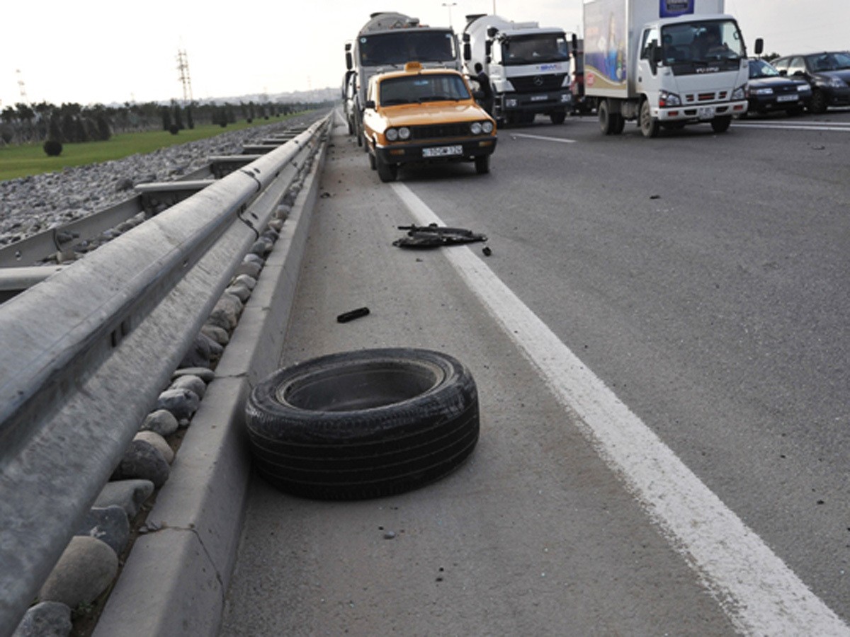 В Баку произошло тяджелое ДТП - трое пострадавших